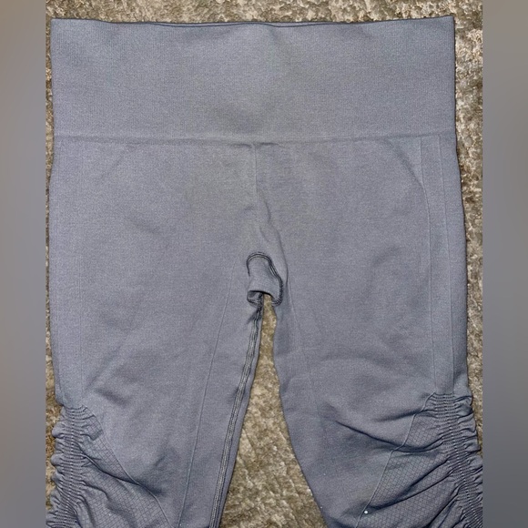 LIKE NEW 𝐋𝐔𝐋𝐔𝐋𝐄𝐌𝐎𝐍 seamless capri legging - Picture 4 of 10